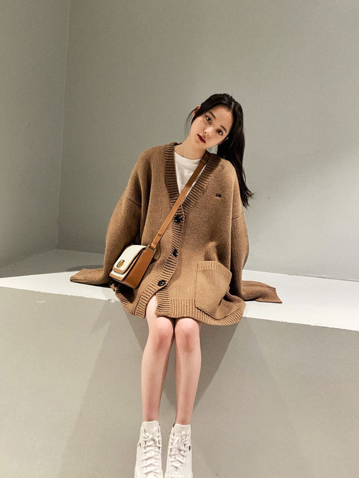 欧阳娜娜身穿碎花上衣 清纯可爱 少女感十足