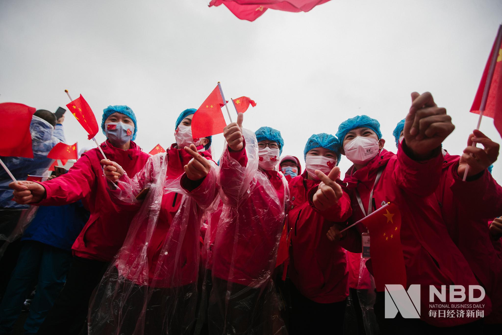 武汉雷神山医院院长王行环等院领导为首批撤离的医护人员颁发《抗疫