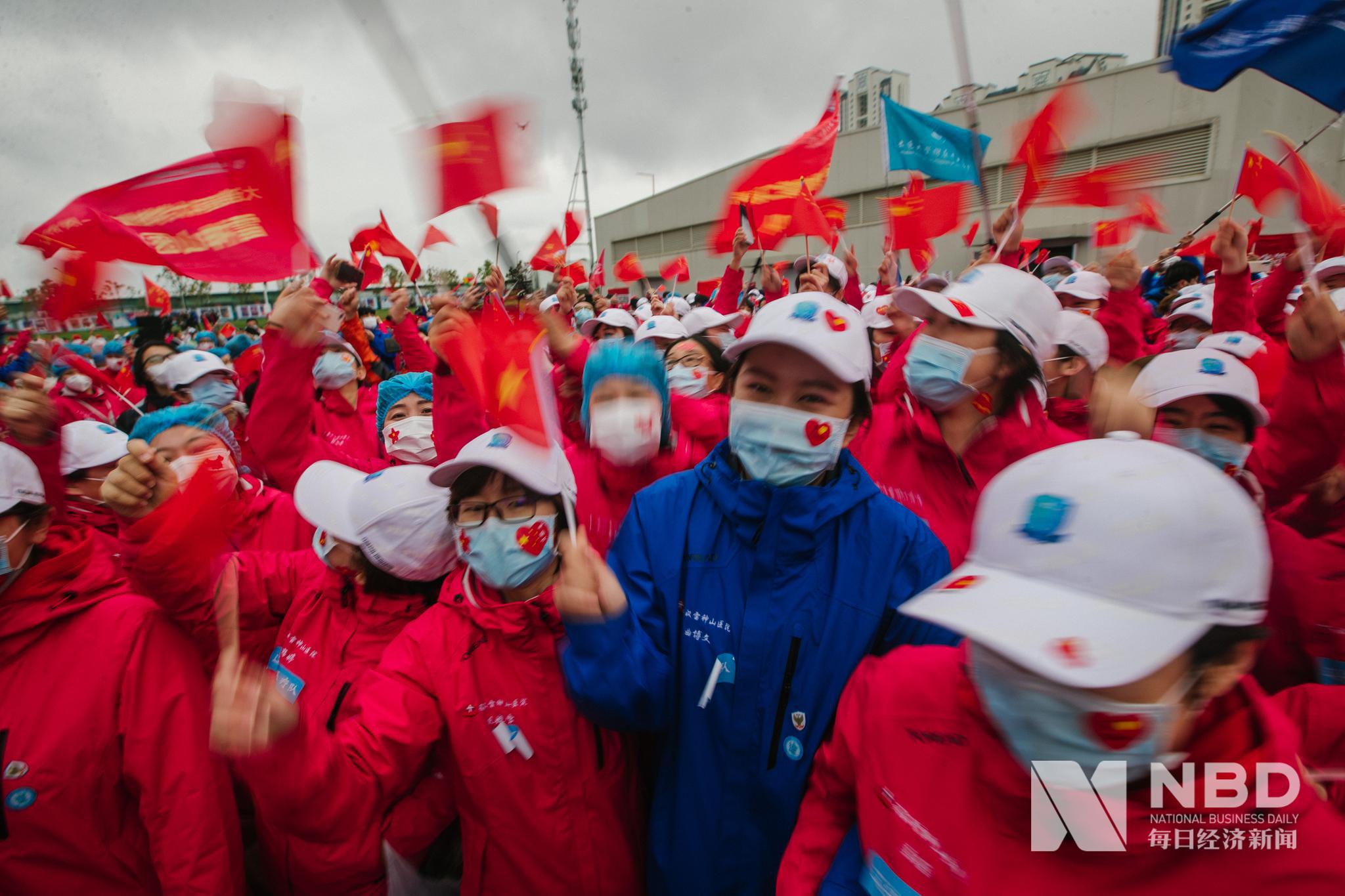 仪式现场,欢声雷动.