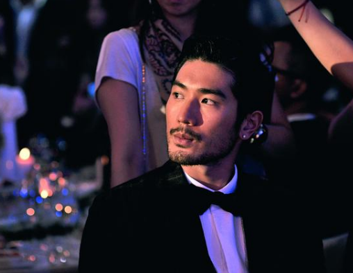 头天晒前男友高以翔照片"万般不舍",第二天就被扒与某男亲吻?