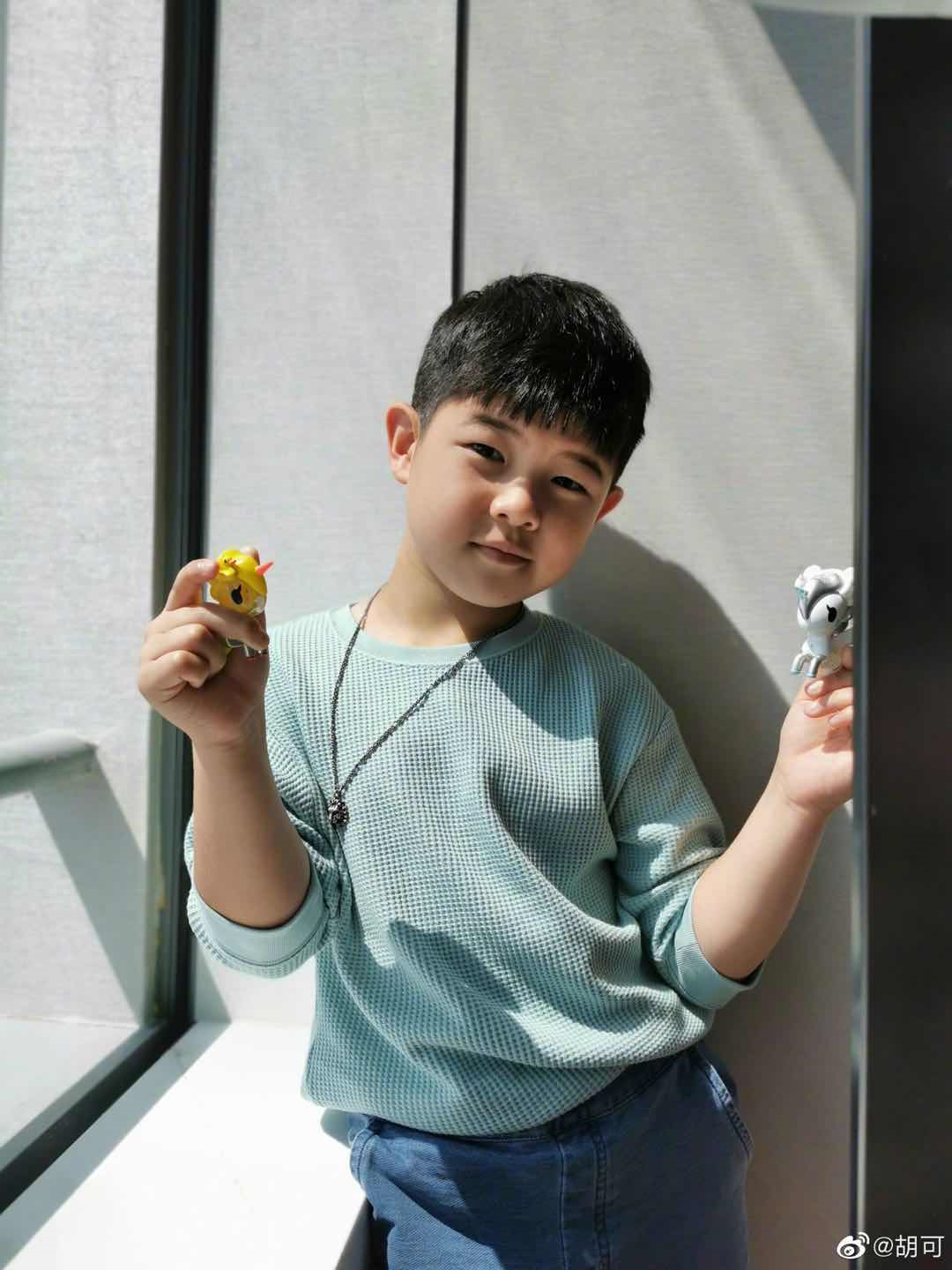 8岁安吉胖出新高度,新照大圆脸眯缝眼,帅哥变胖小子亲妈都担心