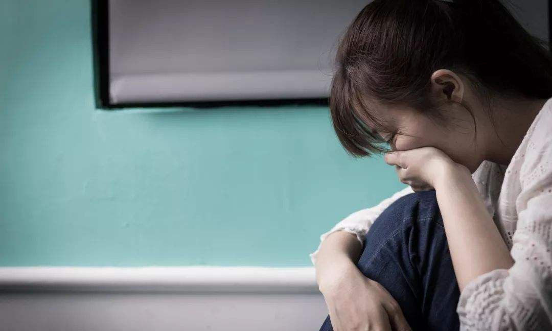 结婚5年没见过男人一分钱,女人哭着说:不离婚只是得个家的虚名