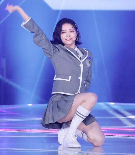 许佳琪挑战"180度踢腿",却忘记自己穿裙子,摄影师救场太及时