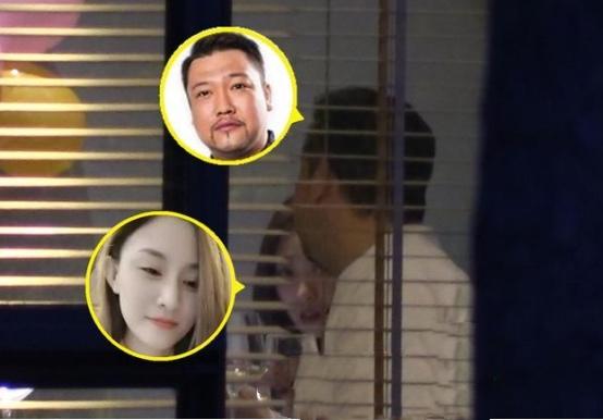 著名谐星贾冰与妻子罕同框小2岁老婆保养得宜两人不似同龄人