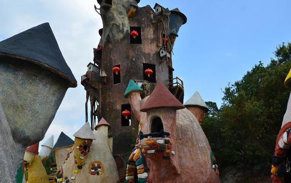 身处云南的"矮人村",居民身高不足1米3,房子全是彩色蘑菇屋