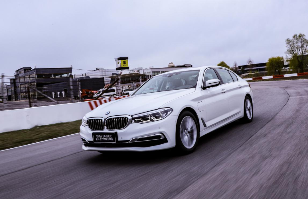 作为混动系统的灵魂,宝马530le的发电机与驱动电动被集成在zf8at变速