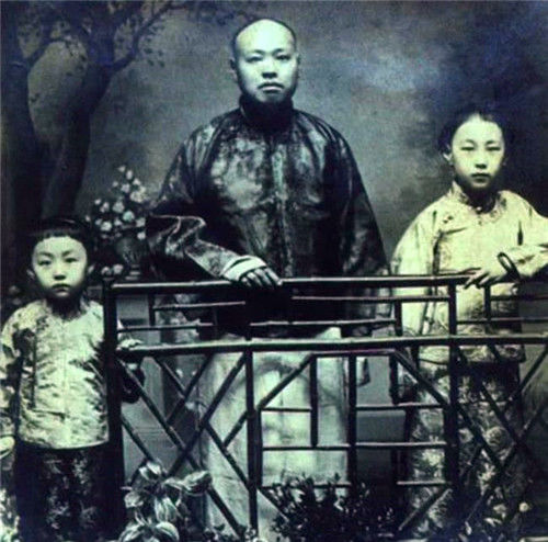 这时的张佩纶更是40岁的年纪,而李菊藕才22岁,两人有着18岁的年龄差.