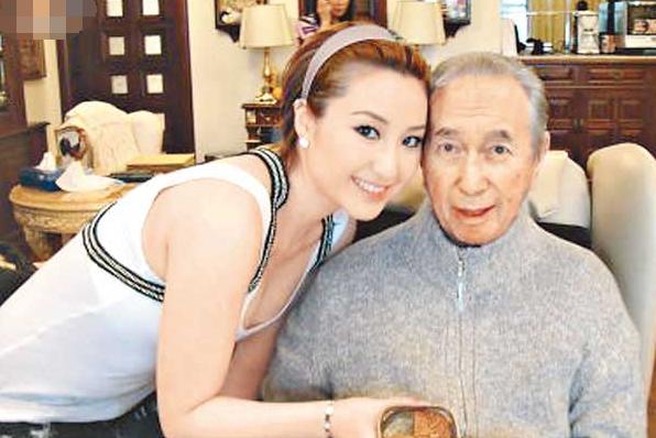 赌王千金何超云陪母逛超市,宅家两个月胖成球,31岁恋情仍成谜?