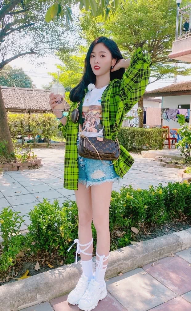 吴宣仪穿"面粉aj"把鞋带绑腿上,当她伸腿的那刻,女生都跪了