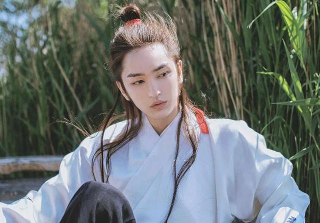 星野本人真名万乂华,是一名专职摄影师,也会自己当模特,并将照片发布