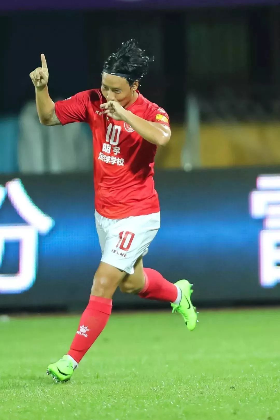 他曾经与梅西齐名,在世青赛大放异彩,如今无球可踢,他是谁?