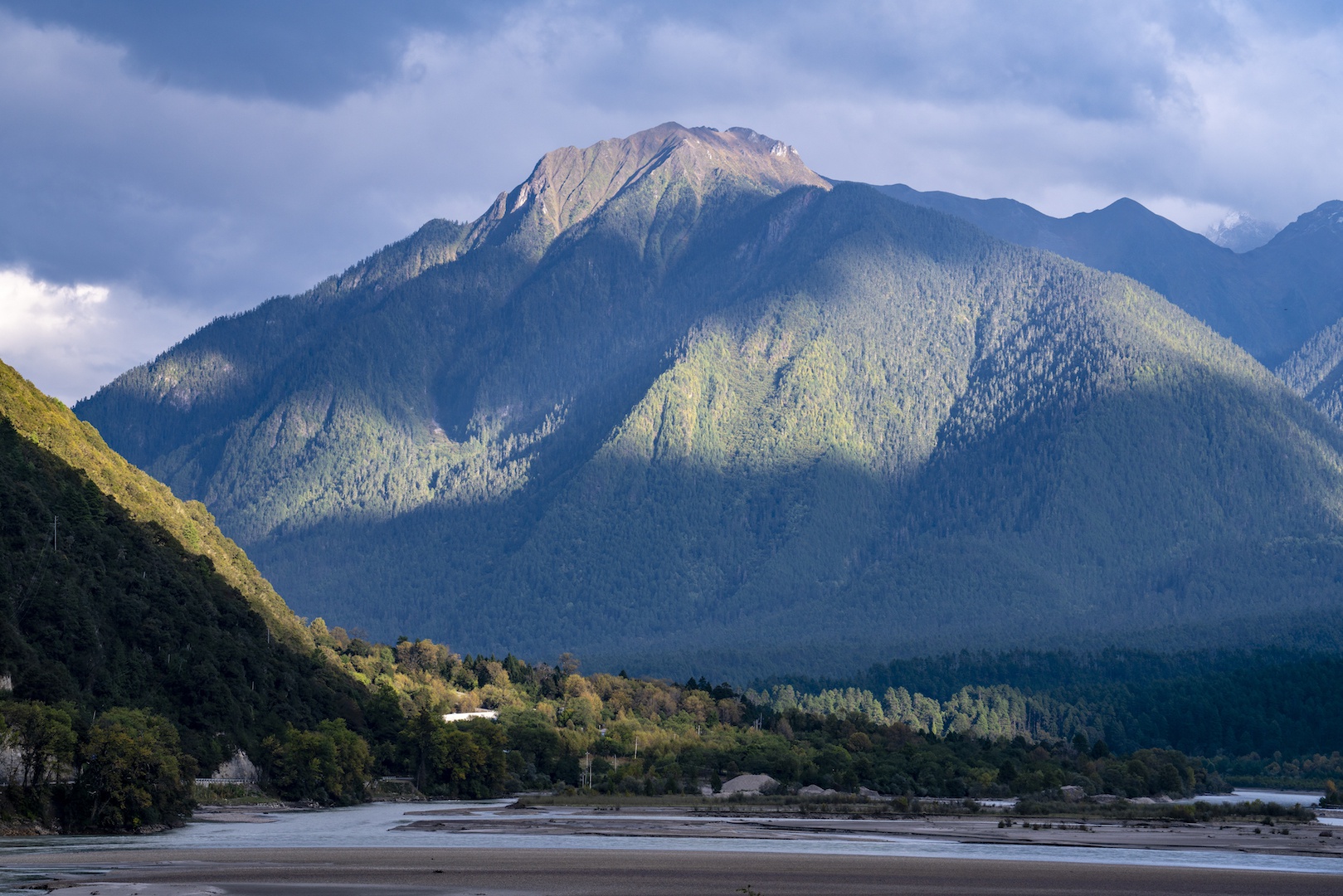 西藏林芝有片中国最美的森林之一雪山密林风景媲美瑞士