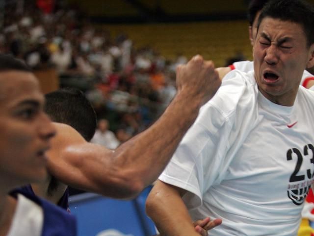 盘点男篮历史上的打架高手:朱芳雨战斗力爆表