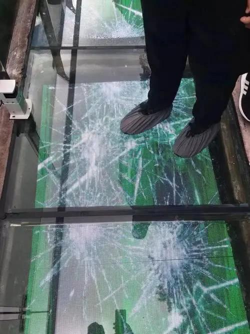 大量游客上玻璃桥,桥面突然"碎裂",镜头拍下全过程