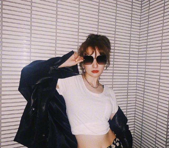 吴昕新造型也太帅了,穿露脐白t配黑色皮衣,戴墨镜气场又飒又美
