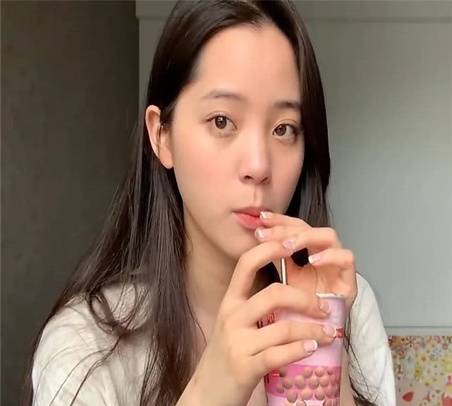 有种"炫富"叫欧阳娜娜,喝豆浆不用送的吸管,专用吸管太土豪