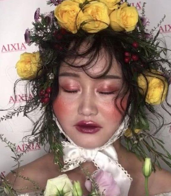 女孩要拍仙女系婚纱照,看到妆容后当场要求退钱,网友:丑爆了