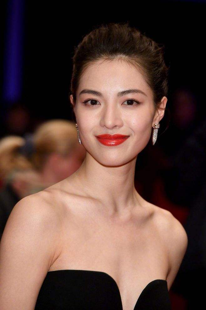 钟楚曦自拍,绝对是90后影视小花中,比较有"大花相"的一位