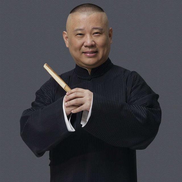 郭德纲3次大哭:失去两位恩人令他泪奔,遗像至今供在德云社后台