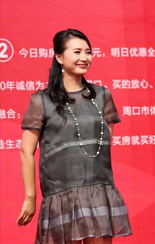 41岁陈好低调露面,穿廉价大码裙装,满是褶皱一点不像豪门阔太