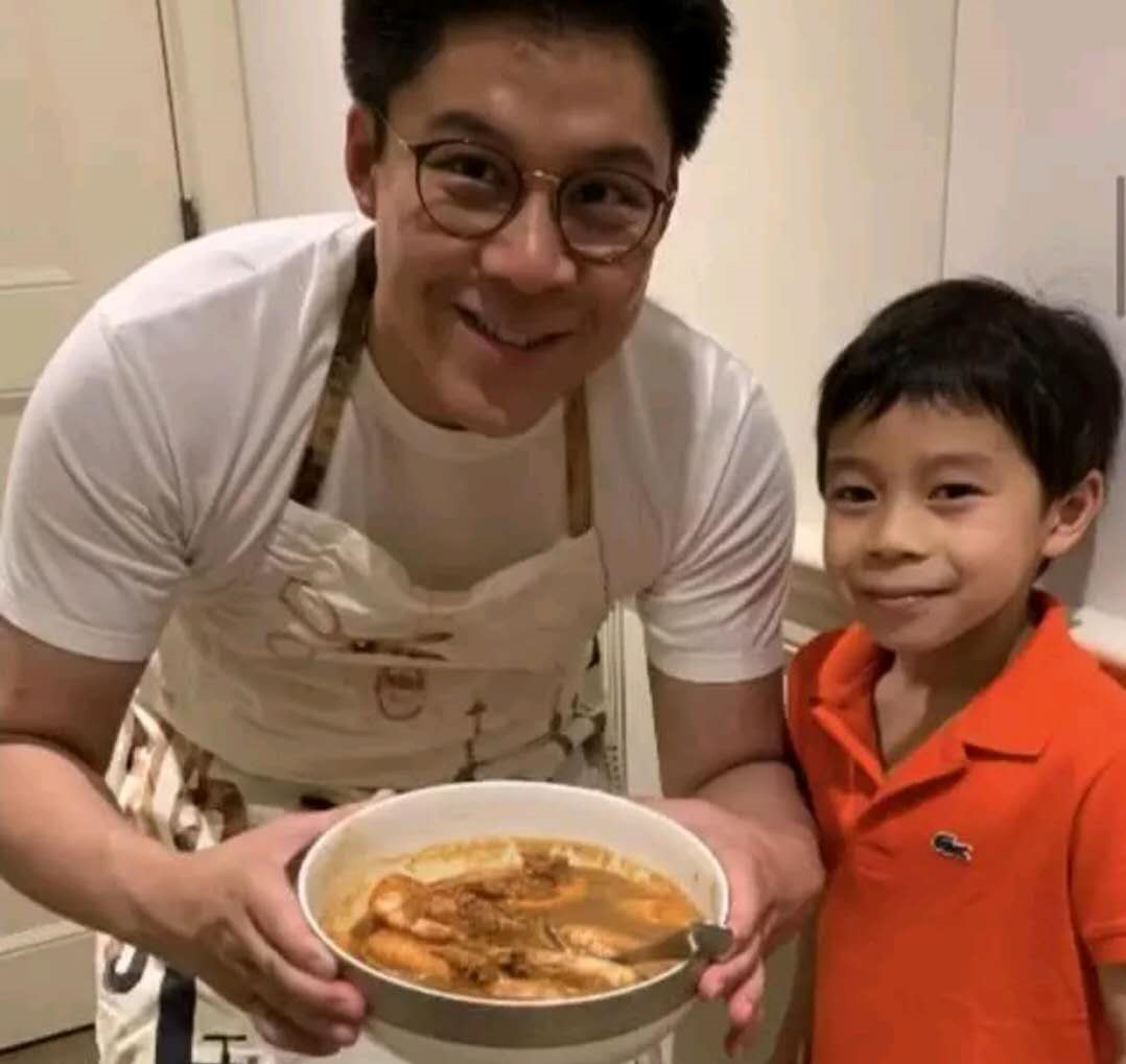 霍启刚亲自教儿子做饭,6岁霍中曦变身大厨,小女儿也在一旁观摩