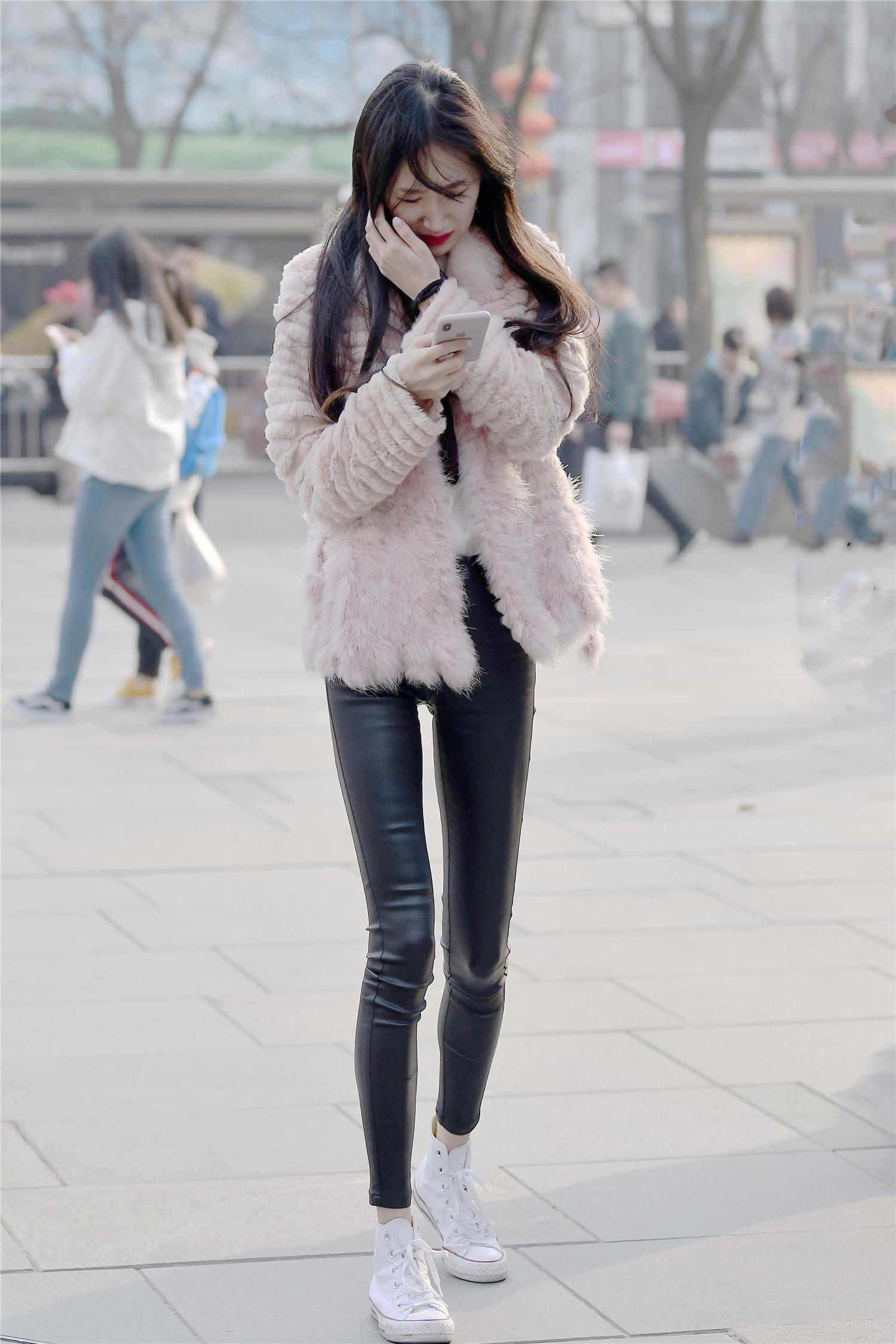 紧身皮裤显身材曲线也是对自己自信的表现搭配高跟鞋更显气质