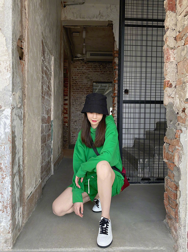 沈梦辰穿绿色套装现身,盘腿拍照脸比腿黑