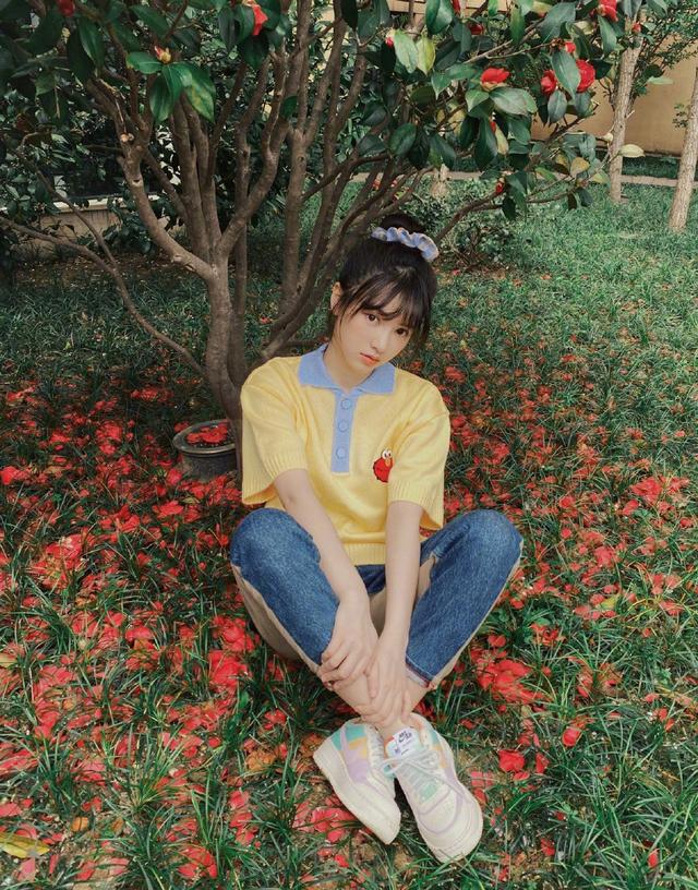 黄灿灿真会穿嫩黄色针织衫配拼接牛仔裤美回武大女神时代