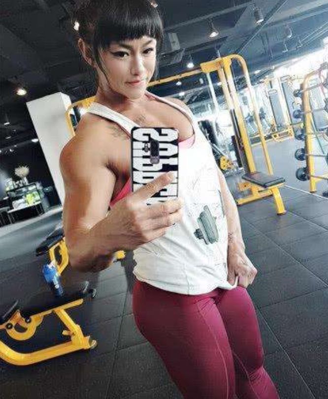 撸铁的女孩可谓是比比皆是,尤其是在亚洲,更加是偏爱曼妙的身材曲线