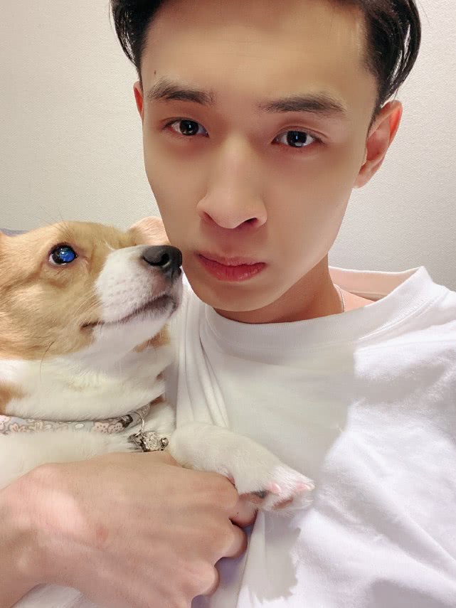 丝毫没有偶像包袱的来自直男的自拍黑洞