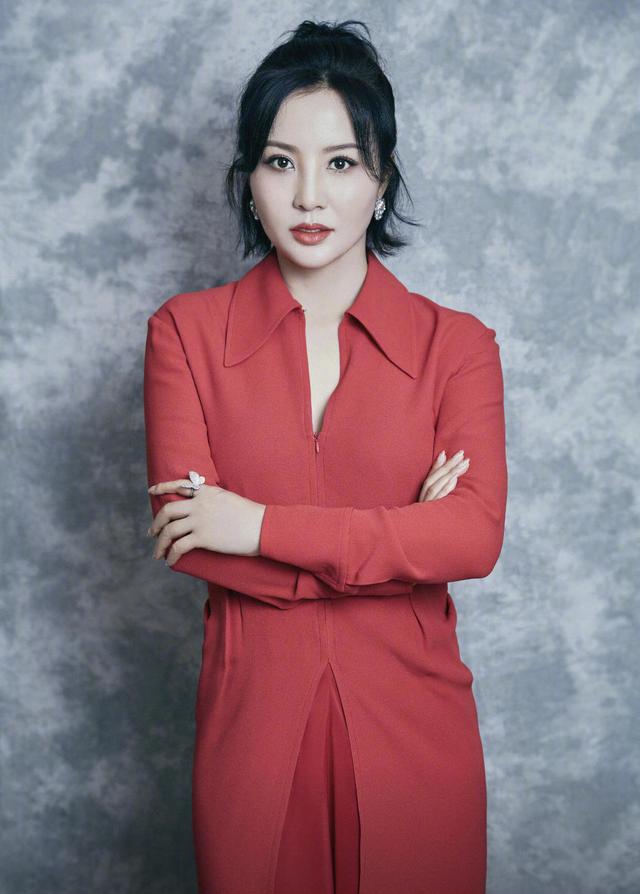 陶红真敢穿,性感的红唇搭配上率性飒气的连体裤,真是太惊艳了!