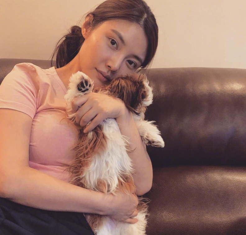 徐冬冬晒撸狗照,素颜出镜状态憔悴,网友:还没狗的待遇好