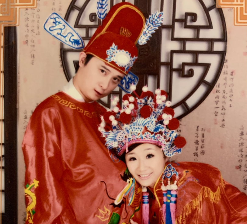 傅首尔夫妇十年前结婚照曝光年代感满满有头发的老刘帅气十足