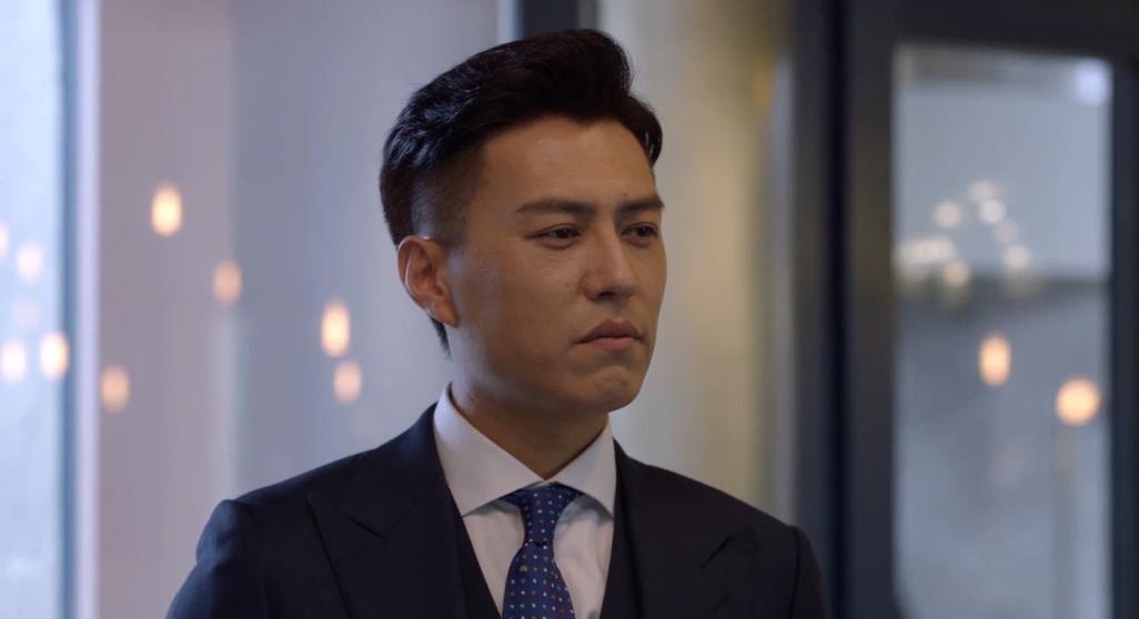 精英律师:蒋欣浴后穿吊带诱惑靳东,靳东忍不住猛啃"小妖精"