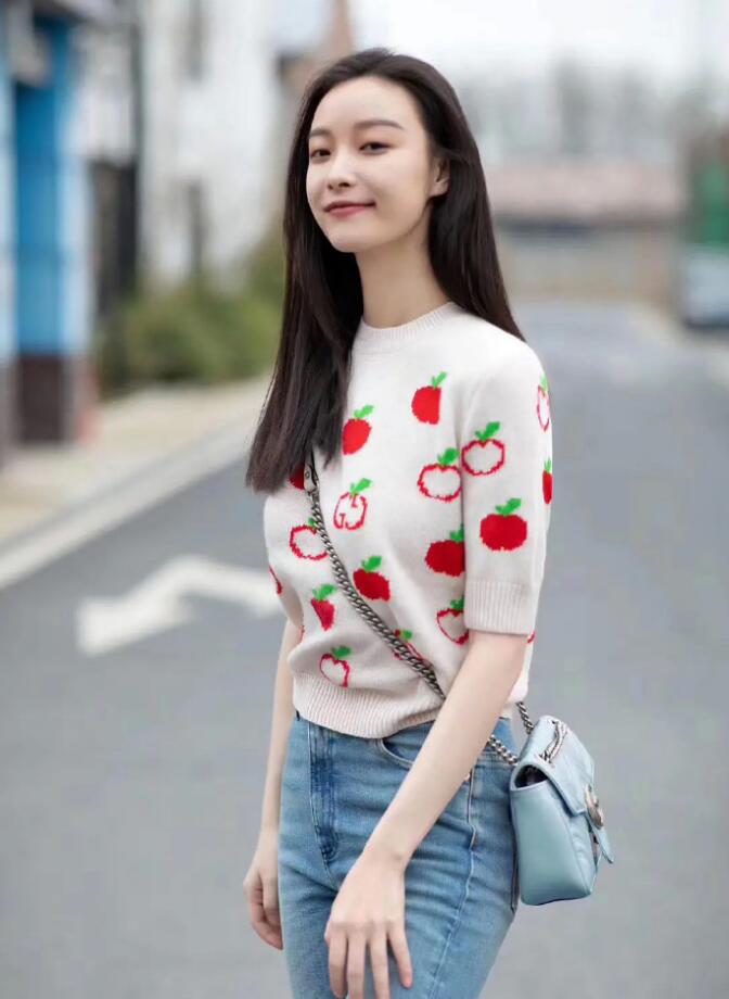 倪妮街拍美照来袭,穿印花针织衫轻抚秀发,气质年轻小花模仿不来