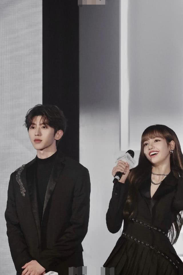 lisa生日当天蔡徐坤发博粉丝谈了恋爱就公开吧