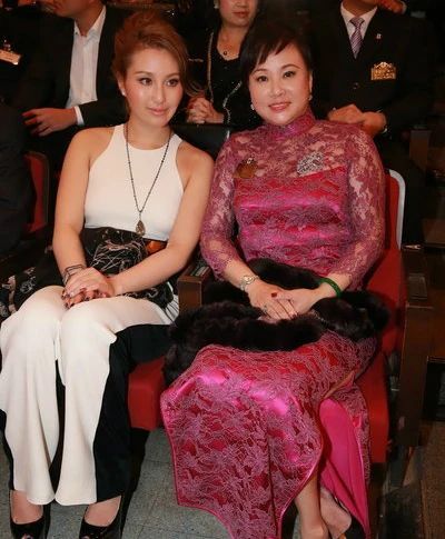 赌王三太现身似路人,穿着随意难掩大肚腩,年轻时超性感身材有料