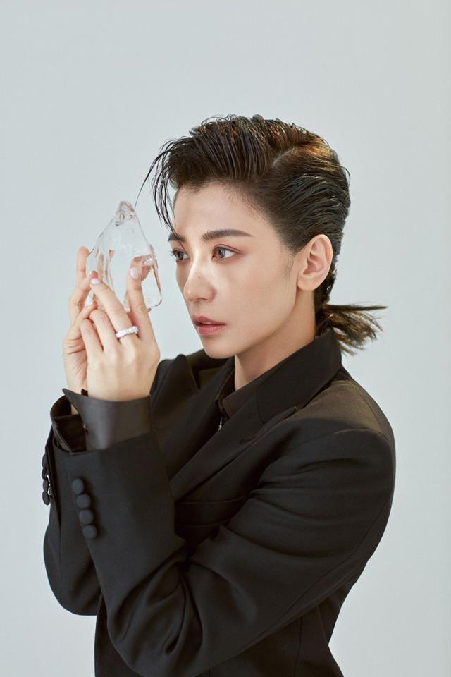 44岁贾静雯写真太霸气,西装造型气场全开,眼神真有戏