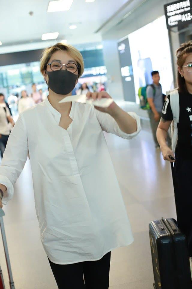 毛阿敏真人长什么样,素颜镜头下,平淡的一点不像老艺术家