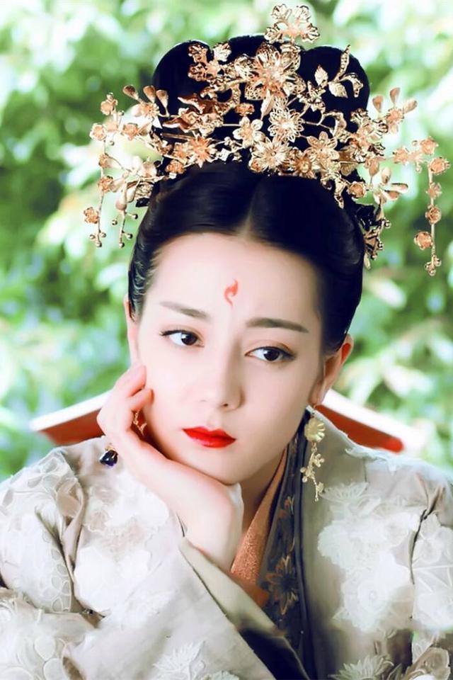 迪丽热巴身披华服太性感,难怪能迷倒高伟光