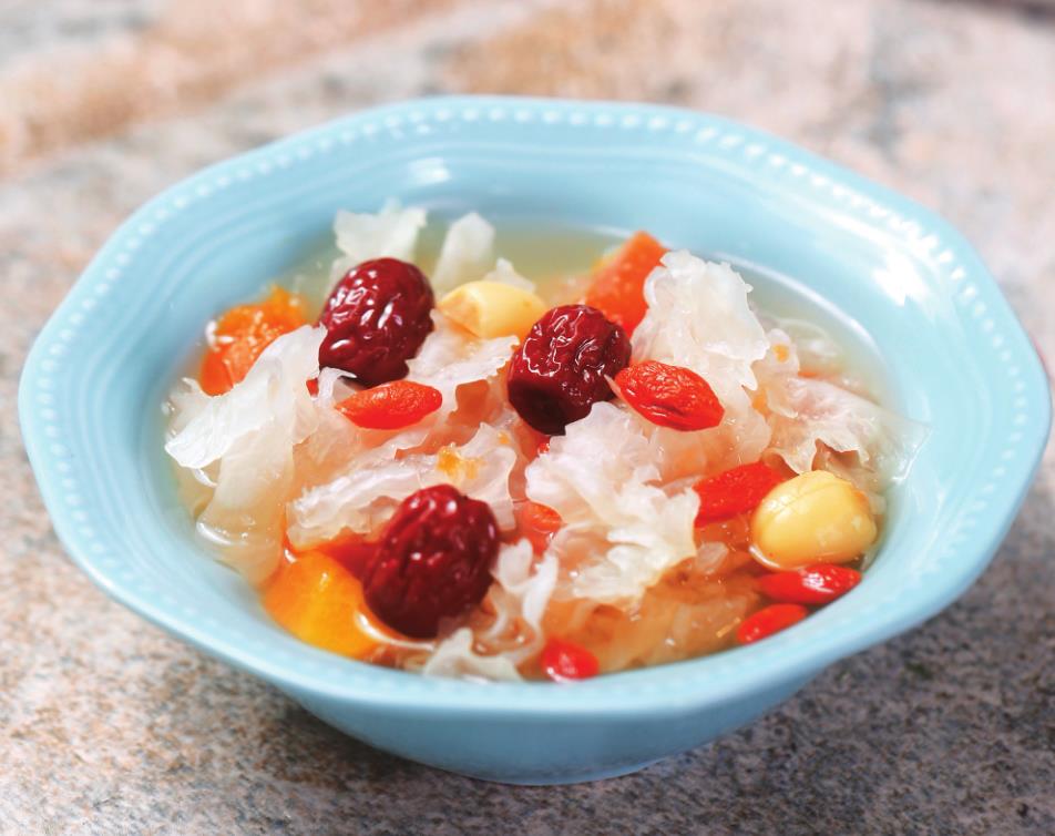 春天皮肤干燥,花几分钟煮这样一锅甜汤,清甜补水,美白又滋润