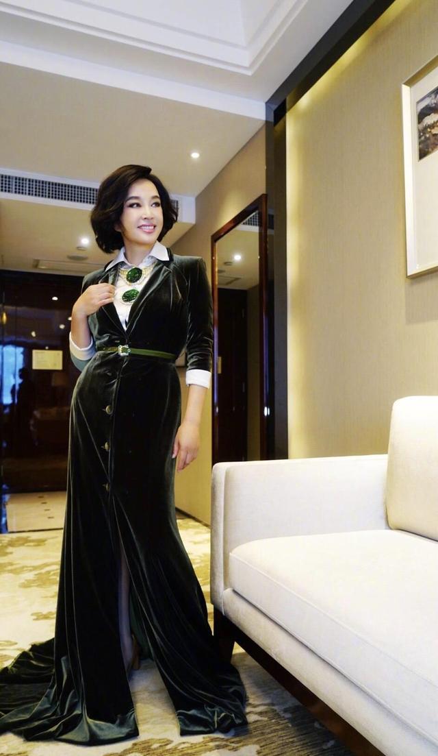刘晓庆终于服老大妈中分配丝绒长裙俨然是64岁慈祥老太太