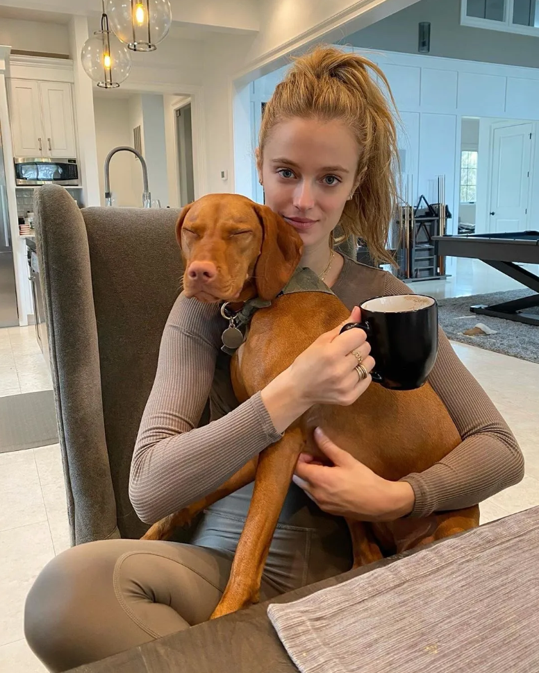 乐福超模女友晒高难度锻炼姿势 完美身材展露无遗