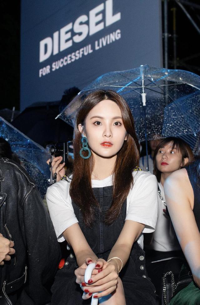 赖雨濛时尚感开挂,穿牛仔背带裙配白t恤去看秀,终于有时髦气质