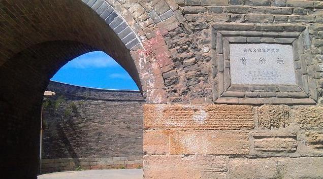 独特处是只设三个城门,东门叫定远门,南门叫广定门,西门叫永望门.