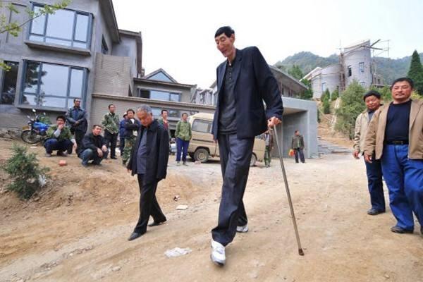 中国巨人鲍喜顺现状妻子只到腰部儿子12岁1米7