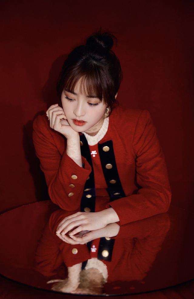 她去湖南台实习因众人围观,今穿polo衫配短裤,简约帅气