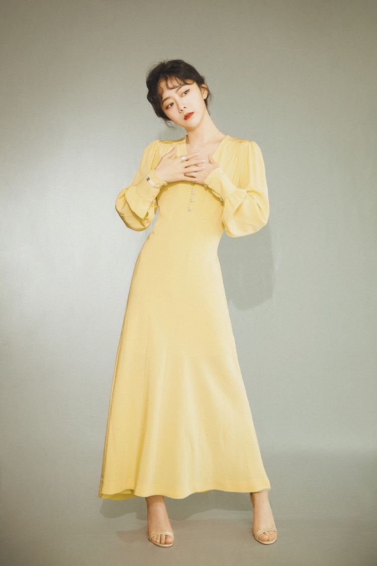 26岁演高中生被网友怒赞,今穿蓝色牛仔装出镜,依旧清新似少女