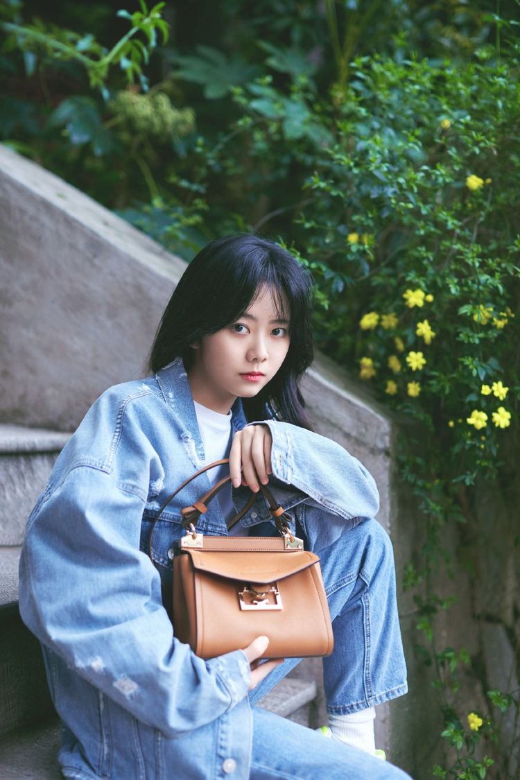 26岁演高中生被网友怒赞,今穿蓝色牛仔装出镜,依旧清新似少女