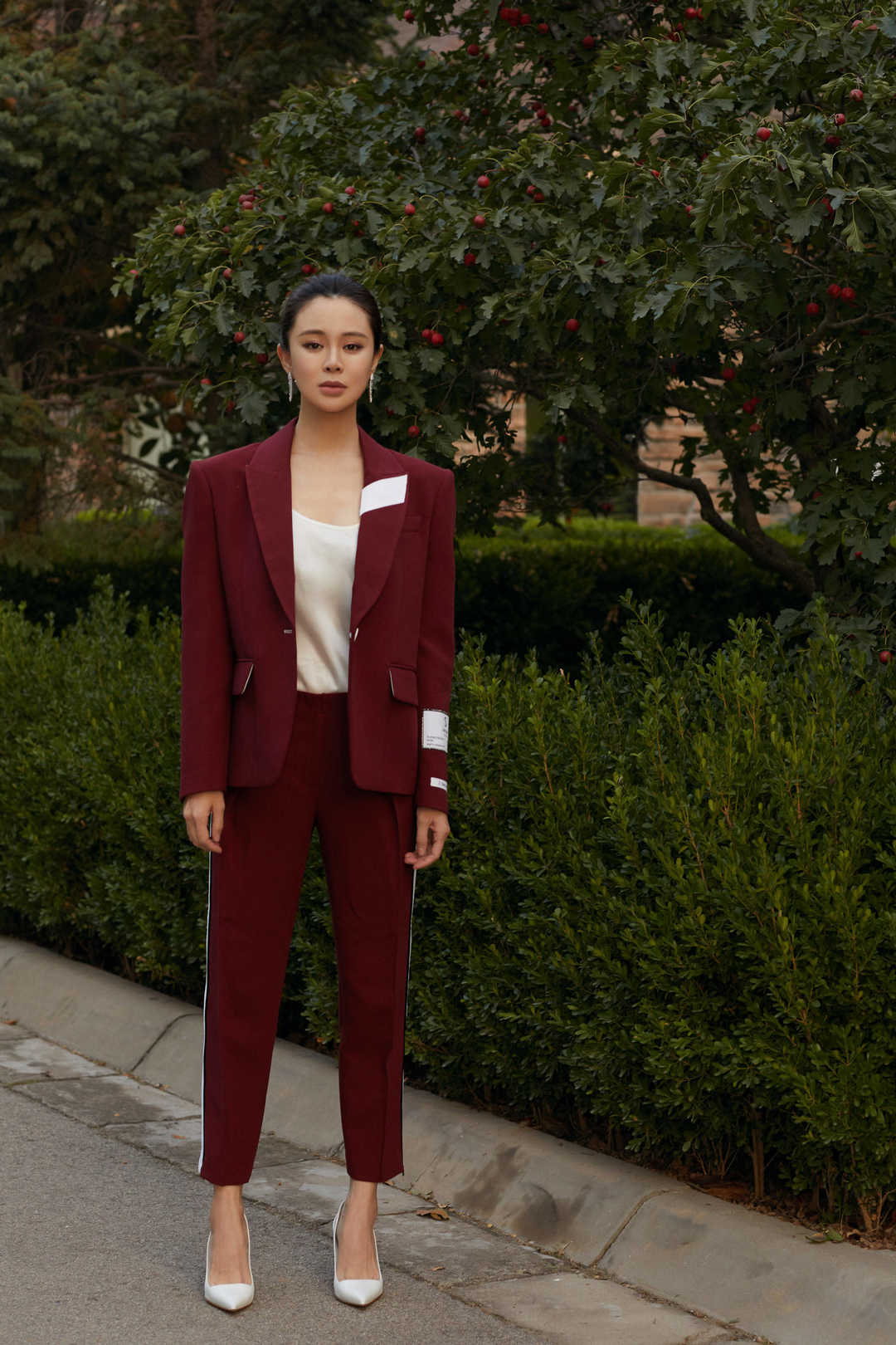 关悦剪波波头短发,身穿西服套装现身活动干练时髦,魅力十足